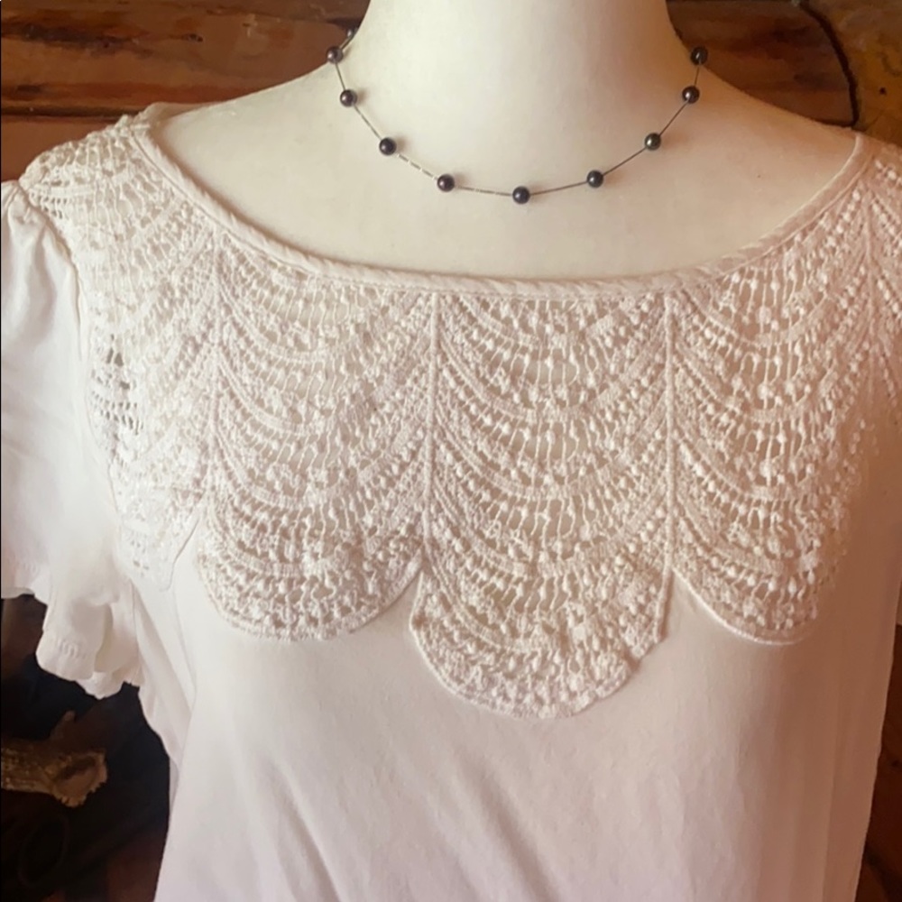 Shirt sleeve with scalloped lace at top